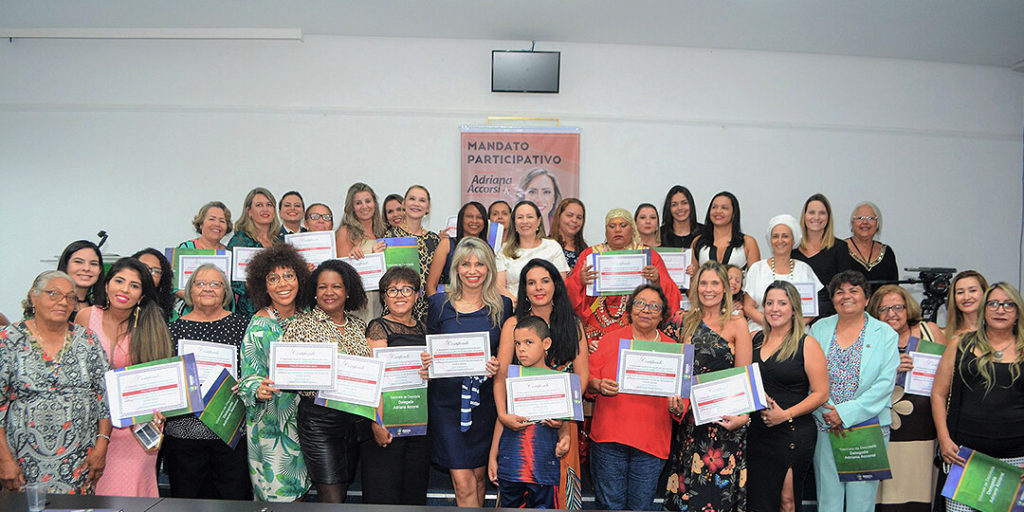 As homenageadas receberam o certificado Mulheres de Luta.